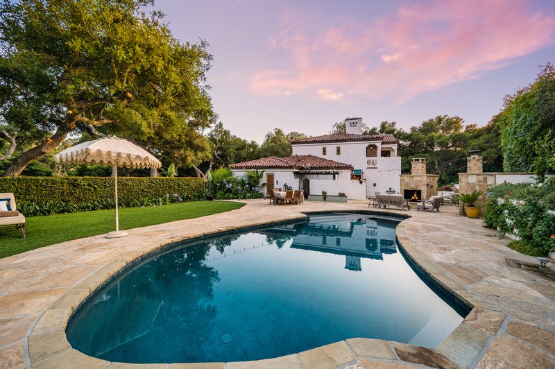 casa con pisina enorme