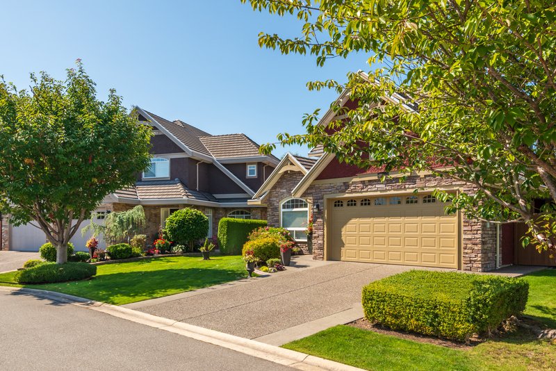 cochera de casa color café