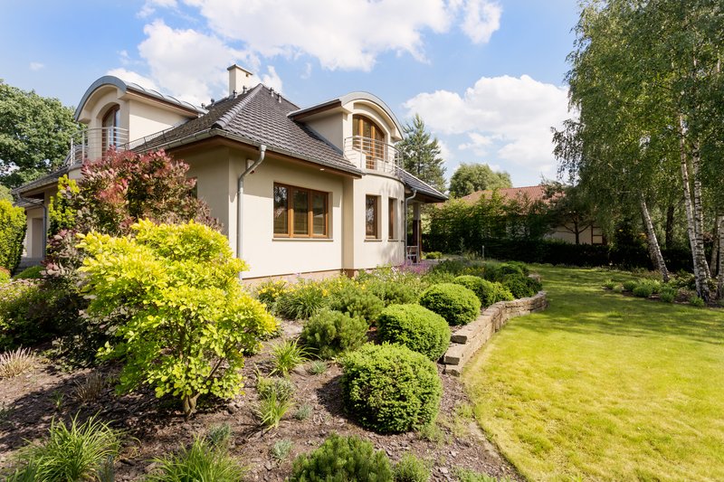 patio trasero de casa con jardin