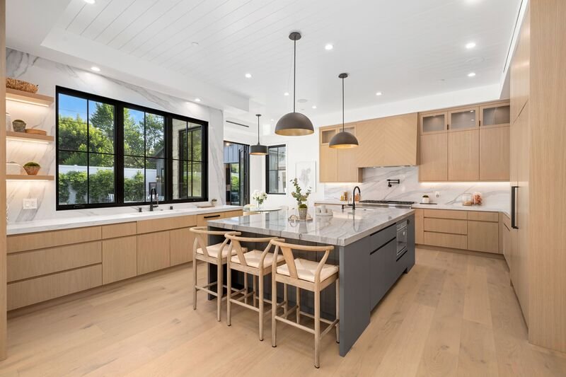 cocina amplia con isla en medio