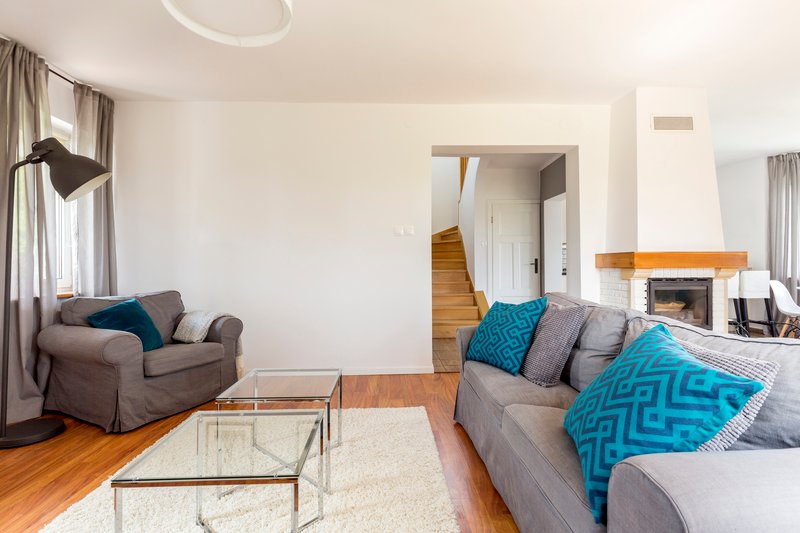 espacioso recibidor con chimenea